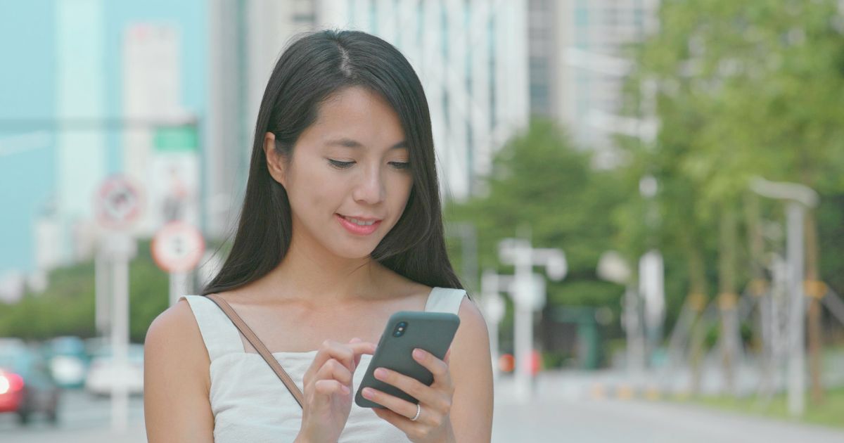 mujer joven utilizando una esim en su celular