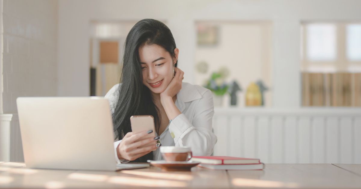 mujer navegando en internet en su celular con una esim