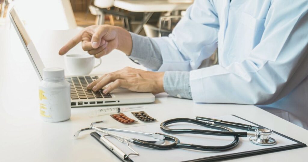 doctor atendiendo paciente online a traves del seguro medico