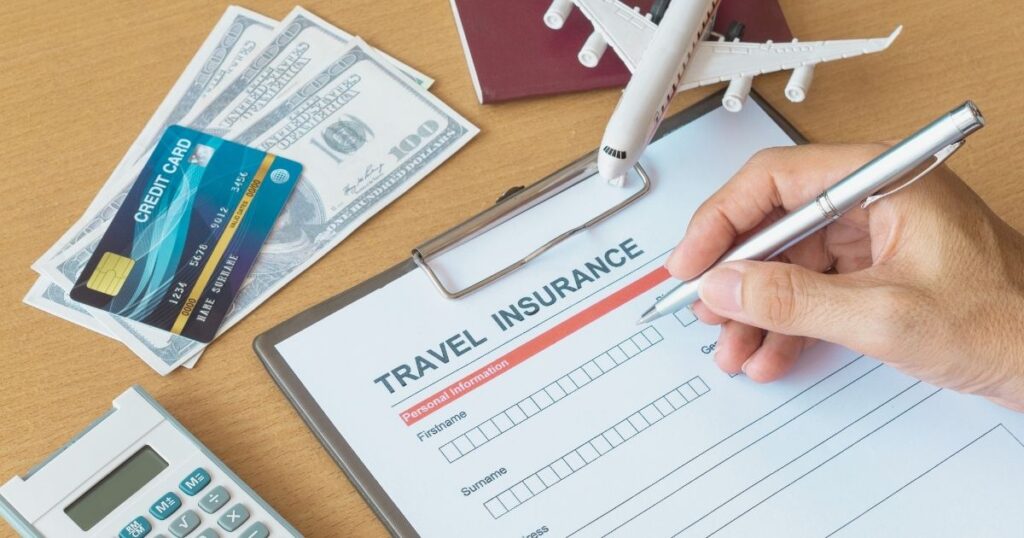 persona rellenando su documento de seguro viaje a Tailandia