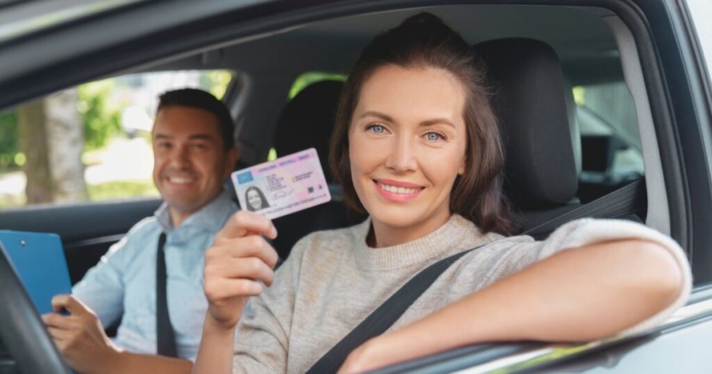 mujer con su licencia convalidada en Chile
