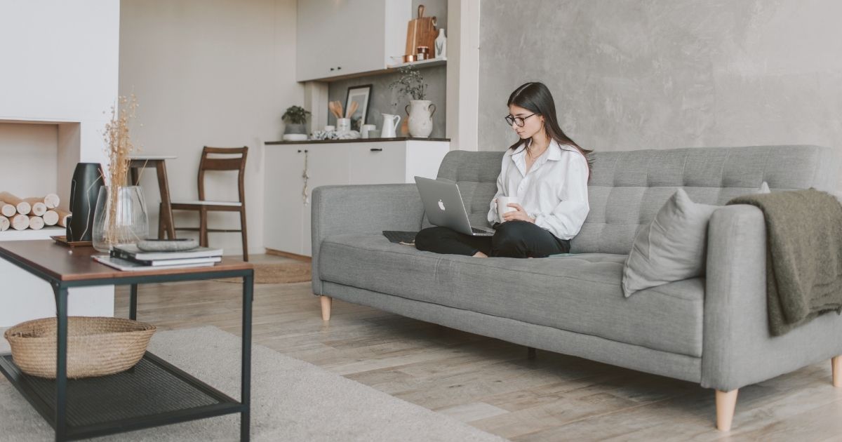 mujer trabajando online como nomada digital