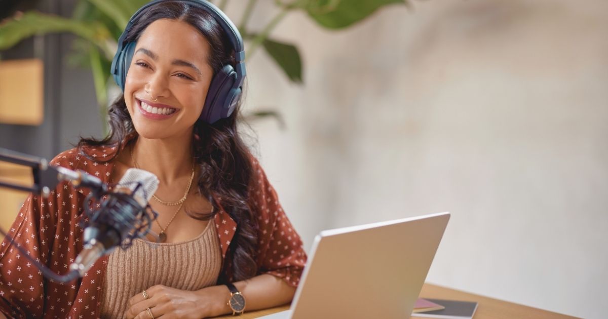 mujer creando contenidos online