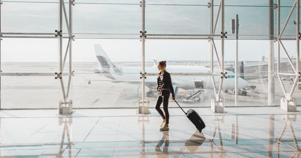 mujer nomada digital viajando de avion