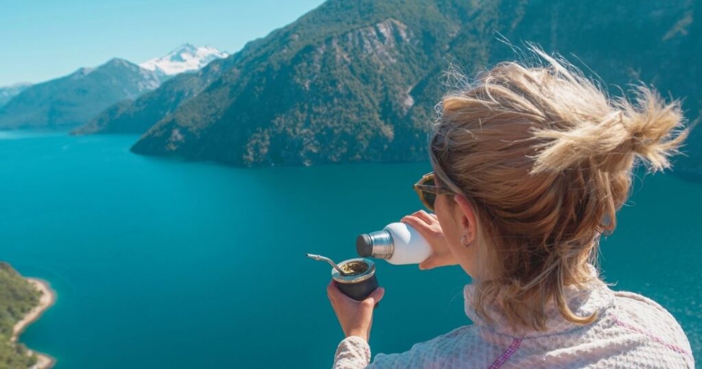mujer disfrutando de su viaje a Argentina con un seguro viaje