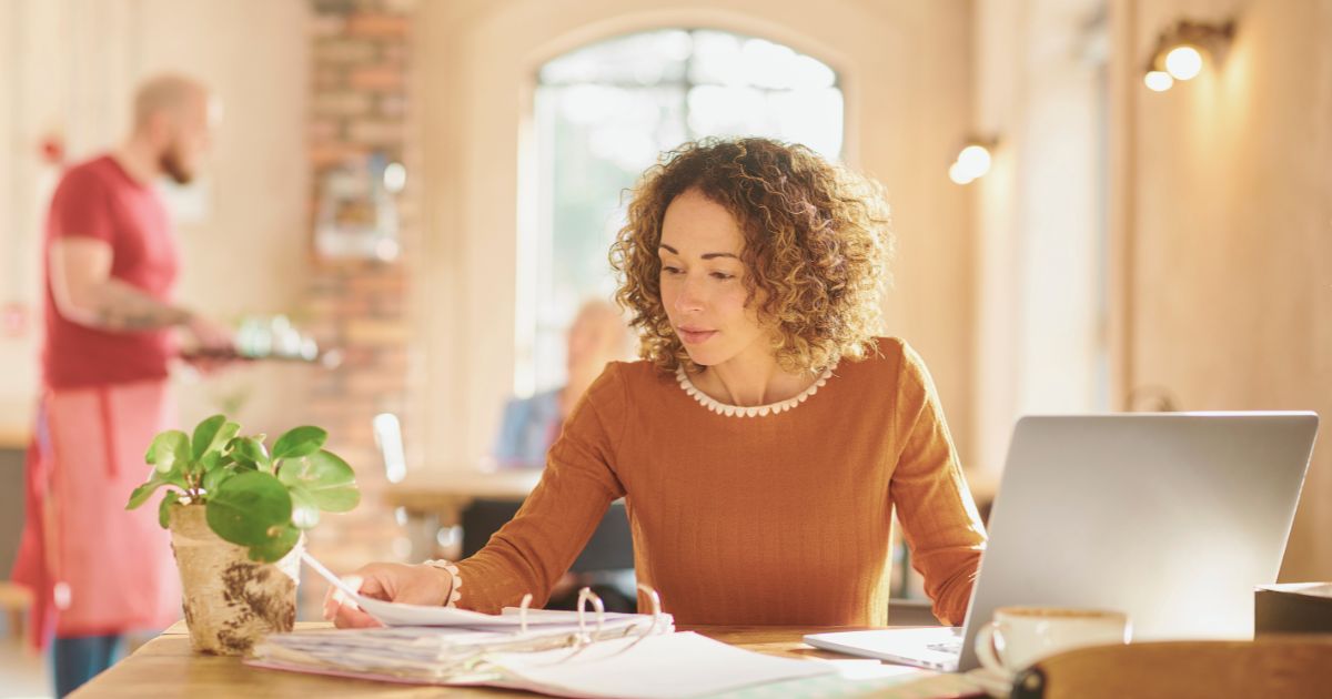 mujer trabajando en Portugal con la visa de nomada digital