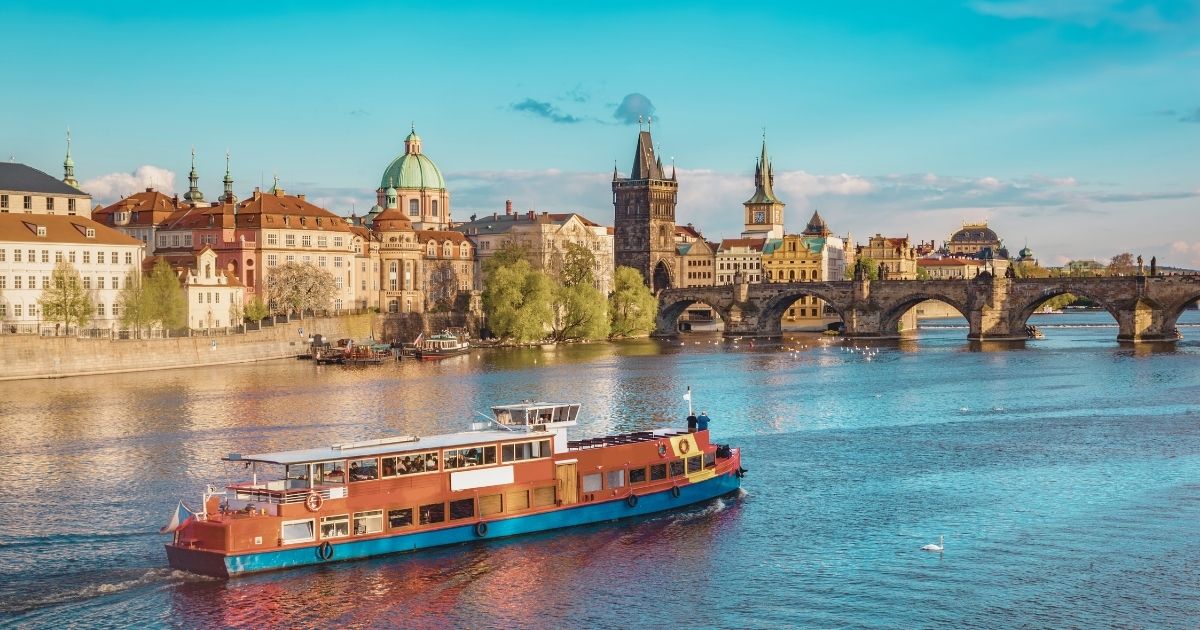 hermoso paisaje de barco navegando en Republica Checa