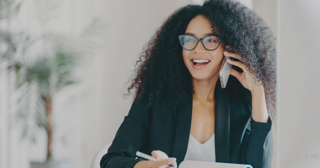 mujer en una llamada telefonica