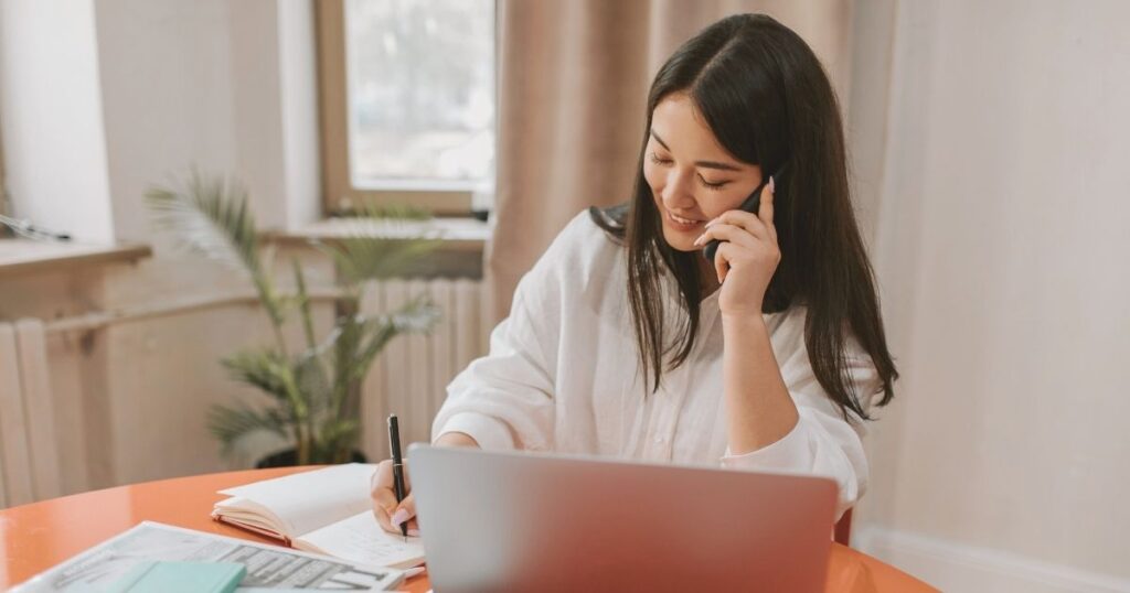 mujer haciendo llamada a traves de su celular