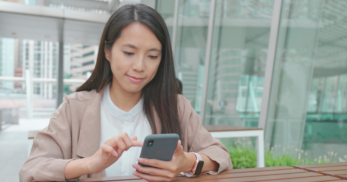 mujer navegando con esim en su celular
