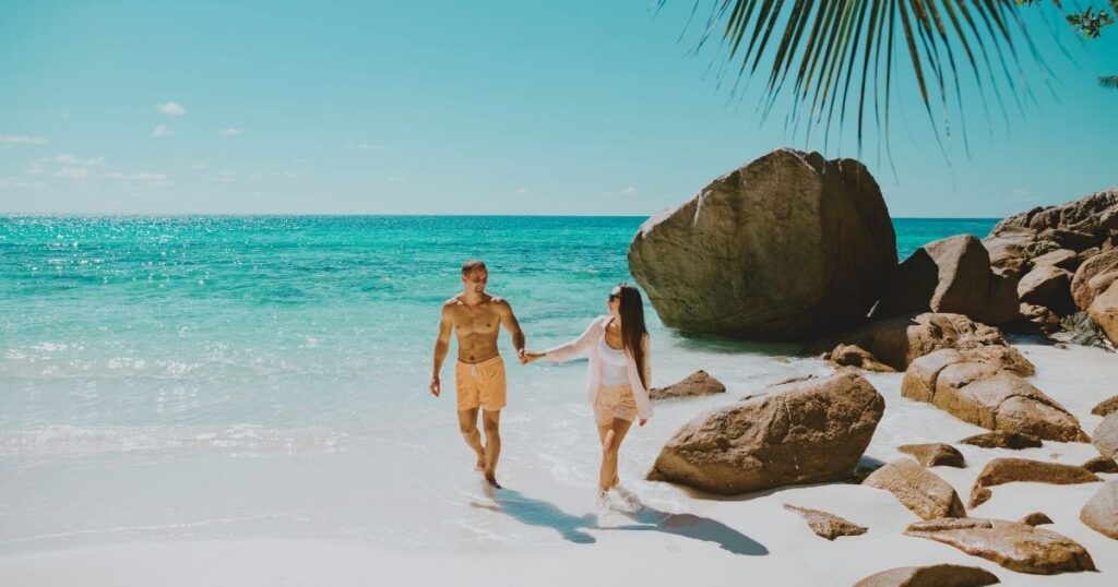 couple in a romantic beach in Barcelona