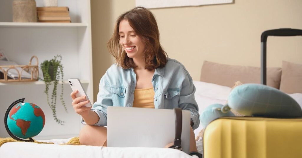 mujer joven navegando en internet con una esim 