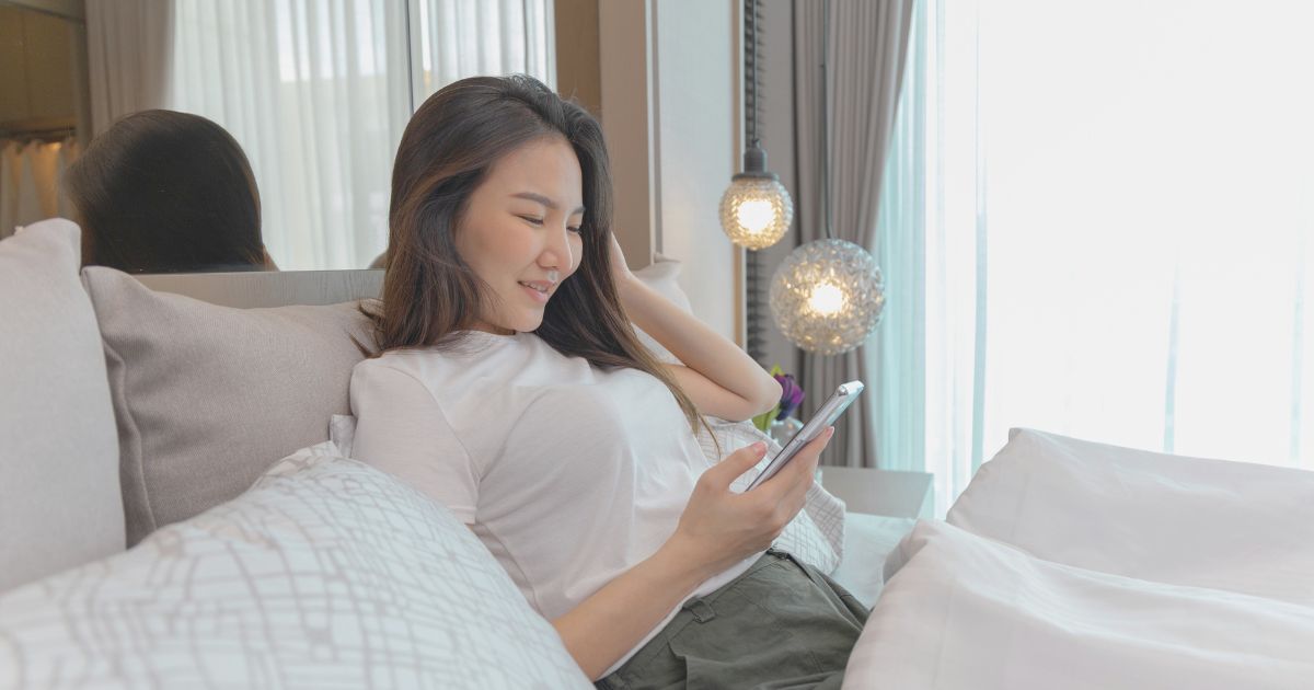 mujer feliz navegando en internet en su celular con una esim