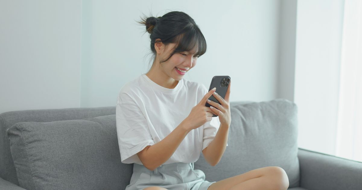 mujer sonriente usando una esim en su celular