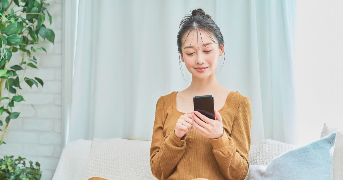 mujer asiatica usando internet en su celular con una esim