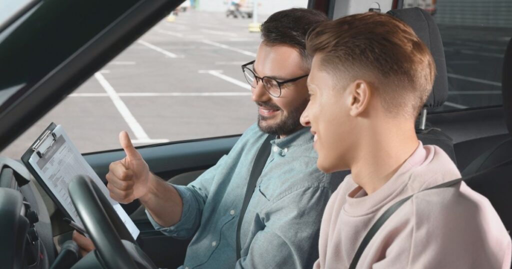hombre joven obteniendo la licencia de conducir coche en España