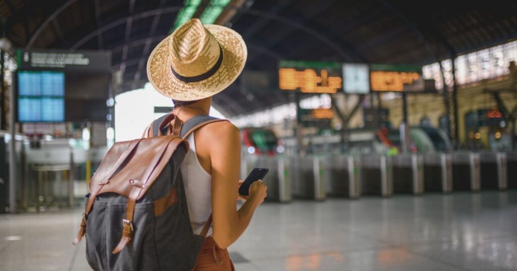 mujer viajante conectada a internet con esim en su celular