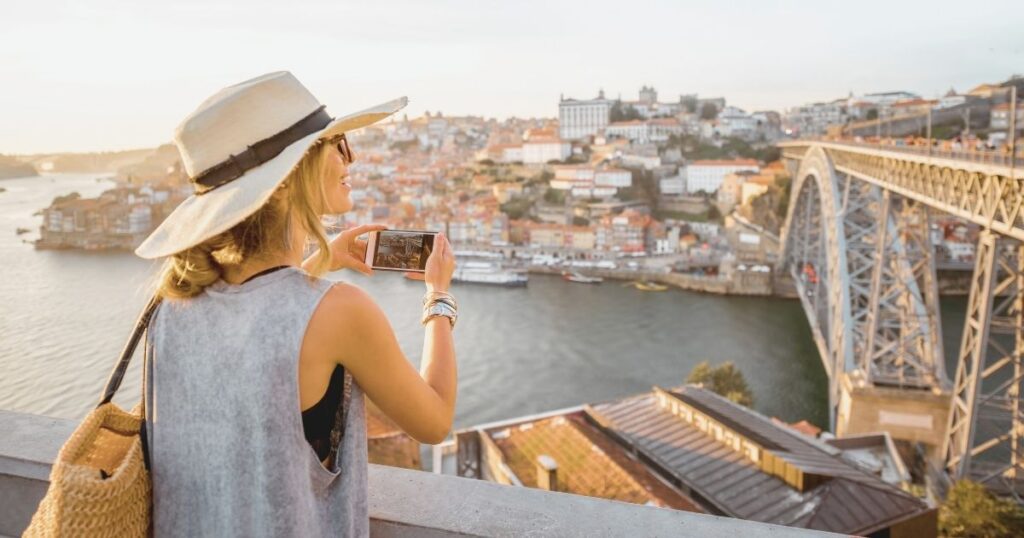 mujer viajante conectada a internet con esim