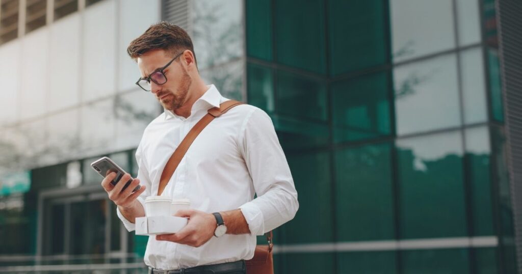 hombre navegando en internet con esim