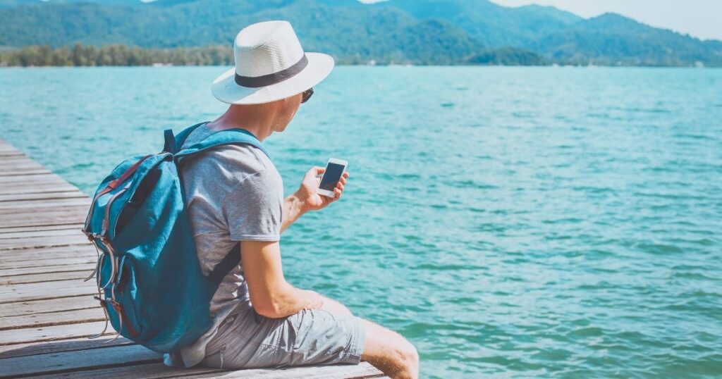 hombre conectado a internet con esim al viajar