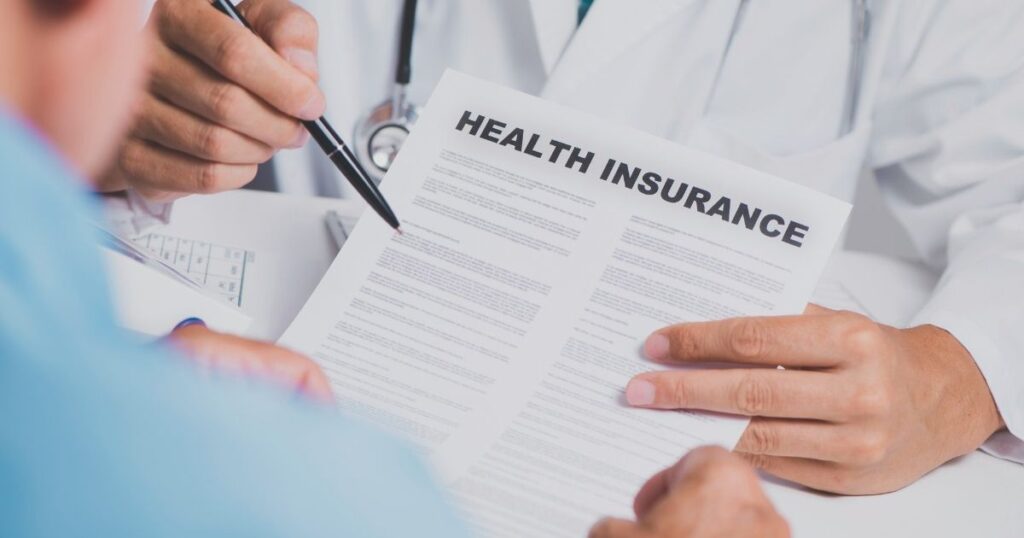 hombre firmando un contrato de seguro medico en Colombia