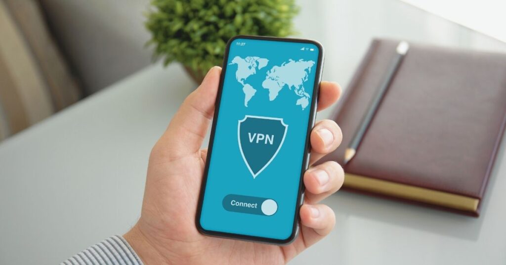hombre usando vpn en su celular en China
