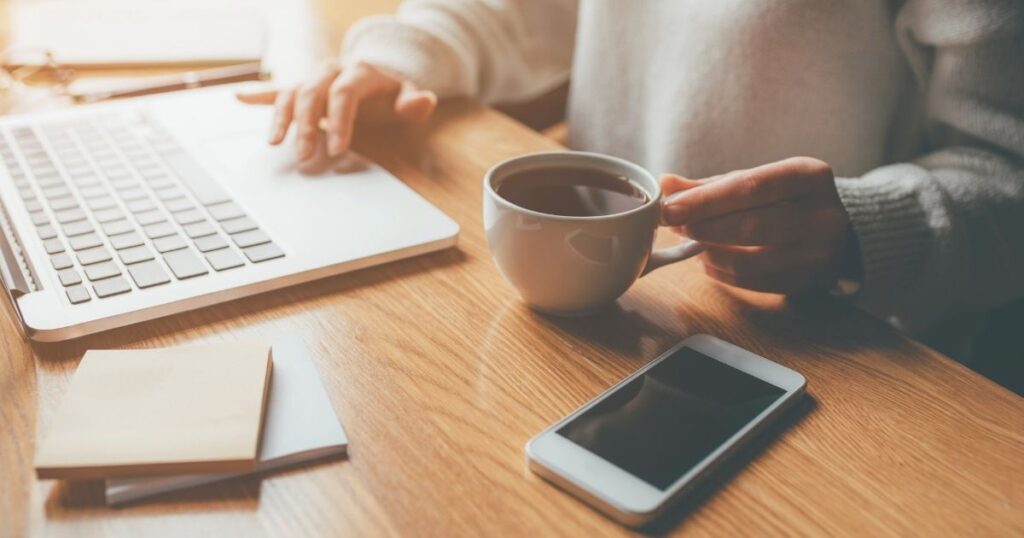 persona usando vpn en Corea del Sur para trabajar remoto