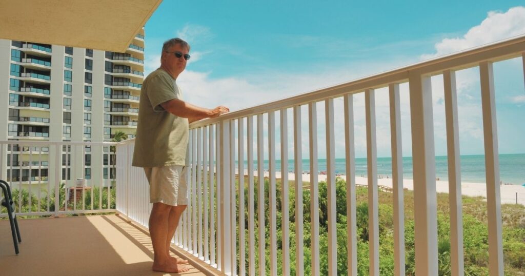 hombre disfrutando del home exchange