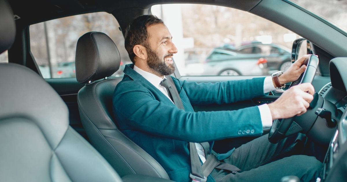 hombre sonriente conduciendo en China con la licencia convalidada