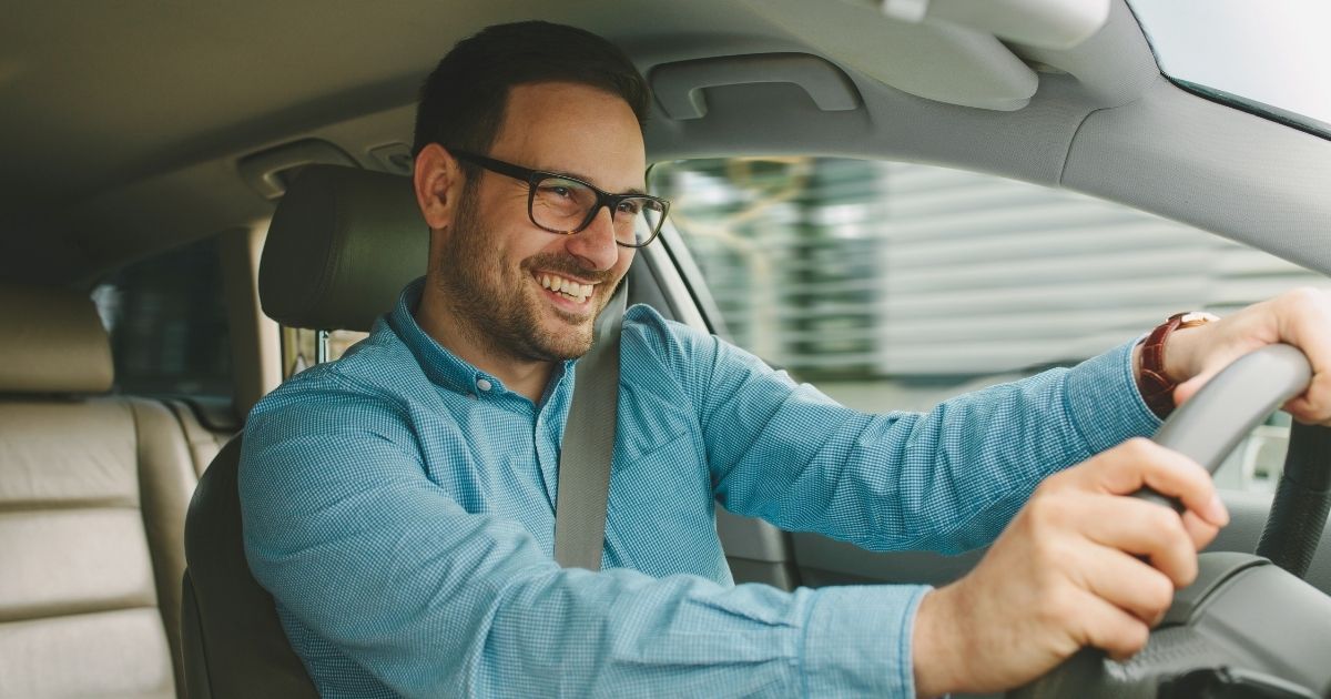 hombre conduciendo en Corea del Sur