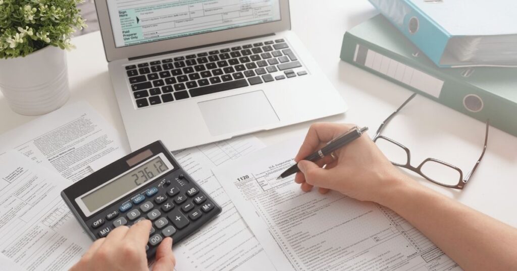 persona pagando los impuestos en Corea del Sur