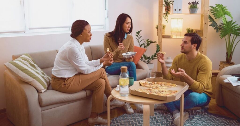 personas divirtiendose con el intercambio de casas