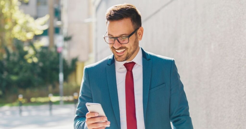 hombre sonriente usando internet en su celular en China