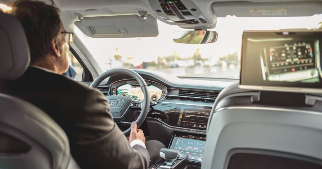 hombre conduciendo en China con seguridad