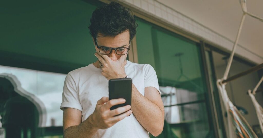 hombre triste con las desventajas de EtravelSim