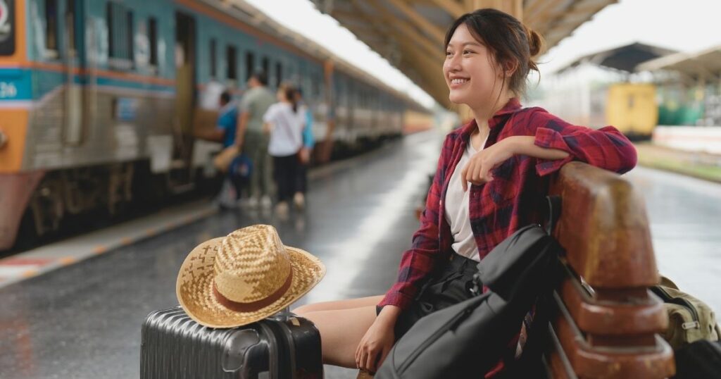 mujer joven viajando a China con seguro viaje