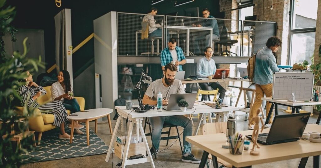 personas trabajando en remoto desde un coworking gratis en CDMX