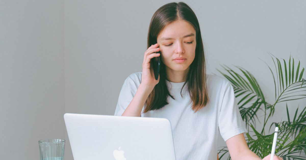 mujer descubriendo las desventajas de la bnesim