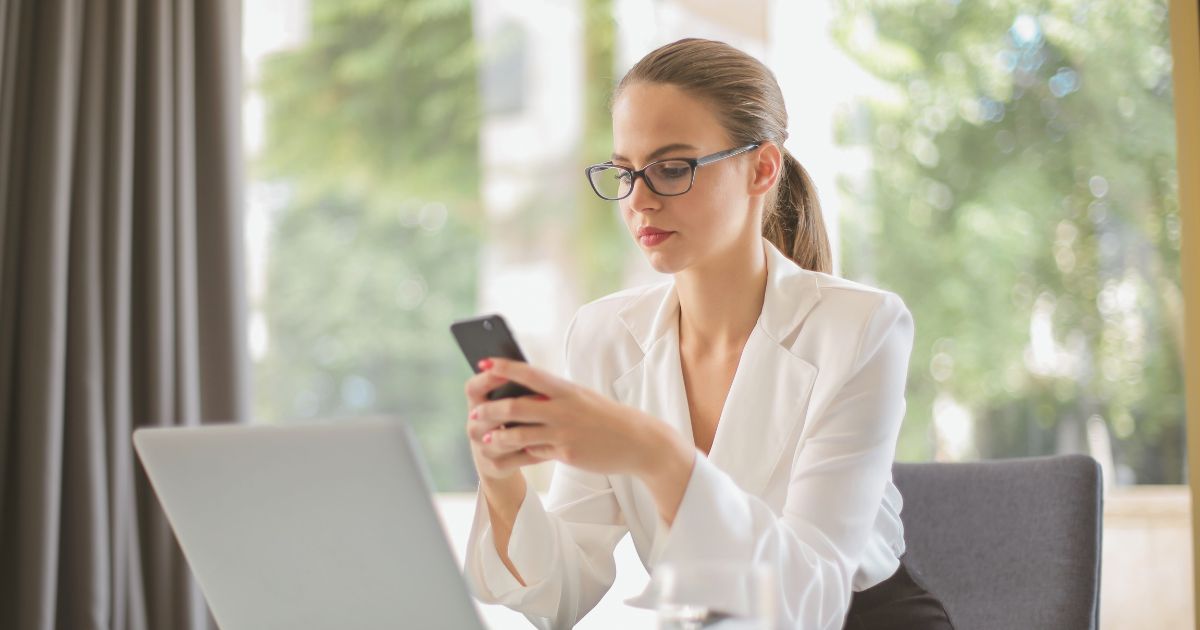 mujer navegando en internet en su celular con esim