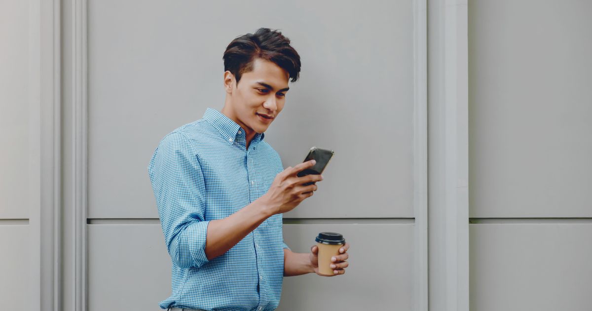 hombre joven conectado a internet con la esim de etravel