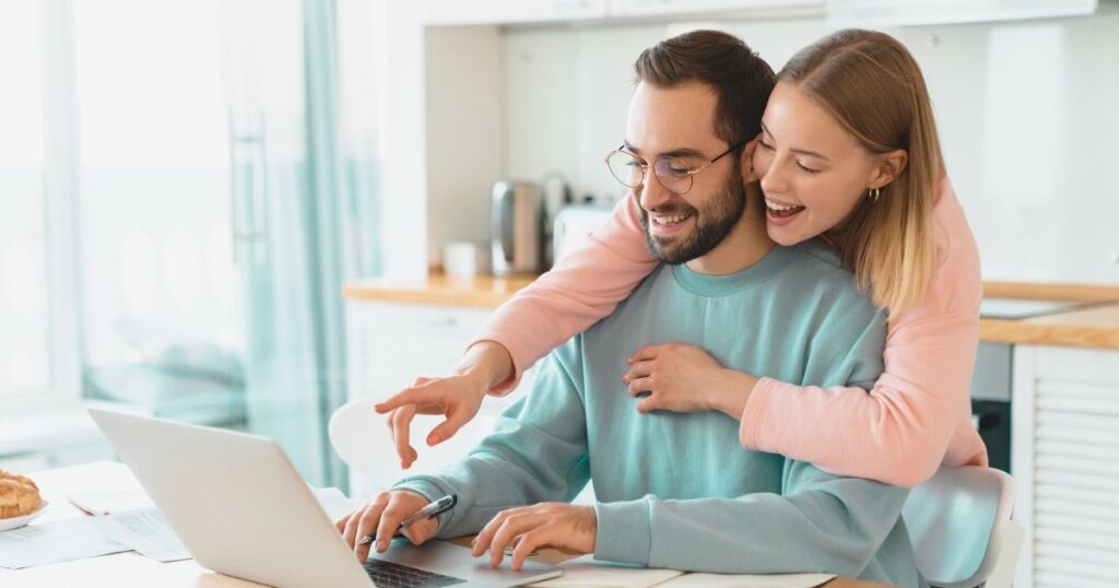 digital nomad couple finding an apartment for rent in Barcelona