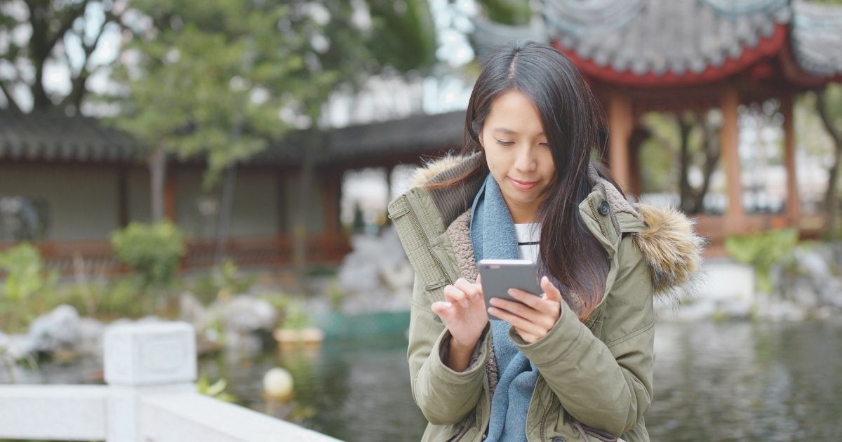 mujer en China usando esim en su celular