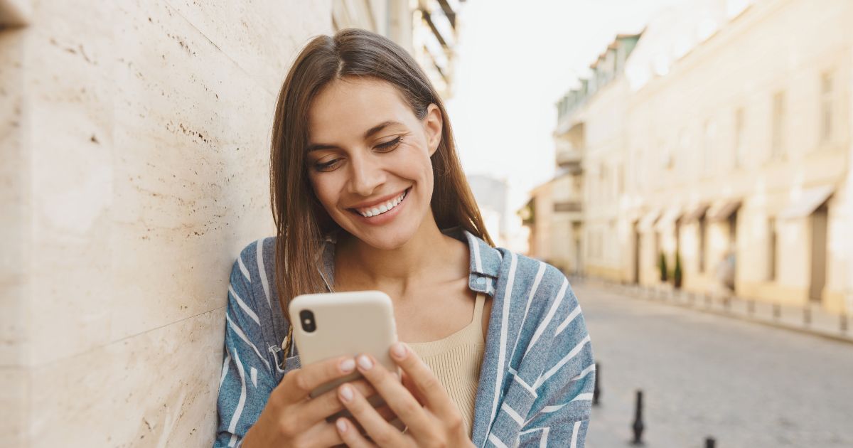 mujer sonriente usando esim en Colombia