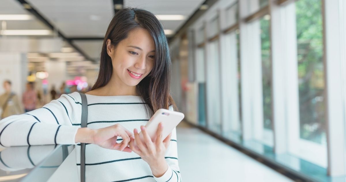 mujer sonriente usando esim en Corea del Sur