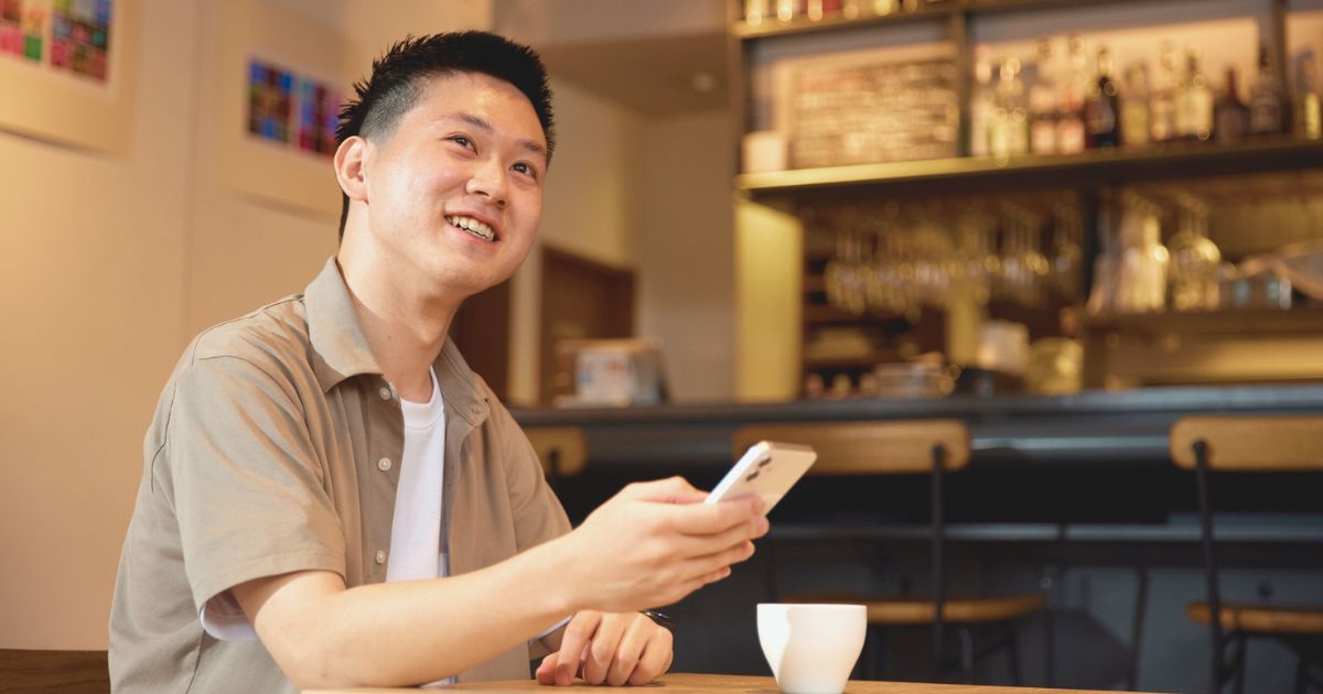 hombre navegando en internet con esim