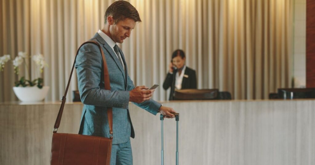 hombre navegando en internet con esim mientras viaja