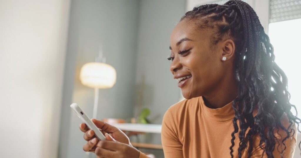mujer sonriente navegando en internet con la esim de Holafly en Colombia