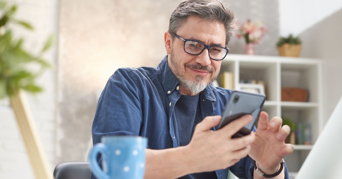 hombre disfrutando del plan de internet de la esim de Holafly