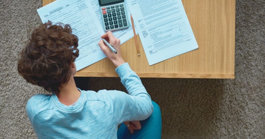 hombre joven calculando los impuestos para emprendedores en China