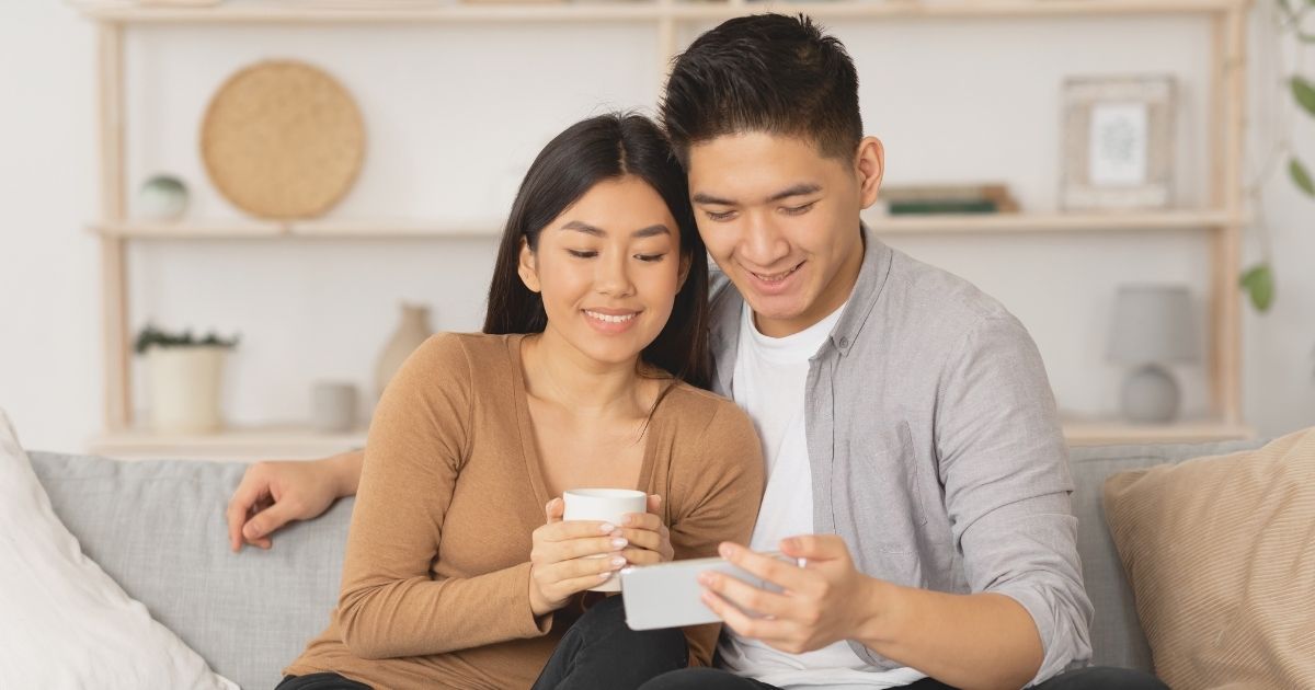 pareja conectada a internet en Corea del Sur